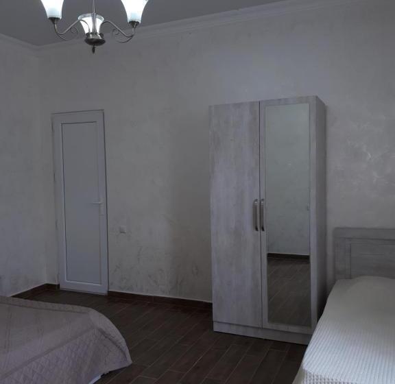 اتاق کلاسیک سه تخته, Apartment Maxinjauri