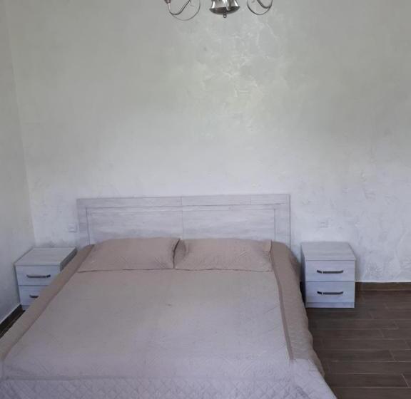 اتاق کلاسیک سه تخته, Apartment Maxinjauri