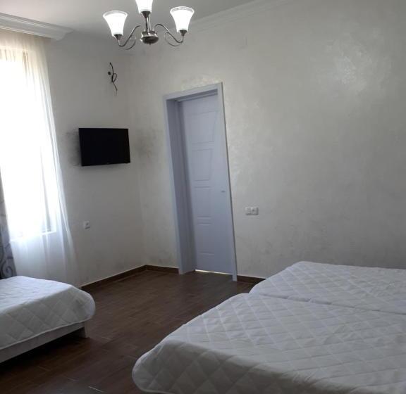 اتاق کلاسیک سه تخته, Apartment Maxinjauri