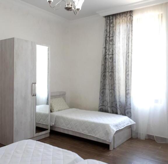 اتاق کلاسیک سه تخته, Apartment Maxinjauri