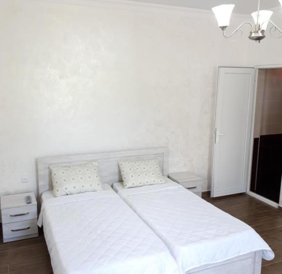 اتاق کلاسیک سه تخته, Apartment Maxinjauri