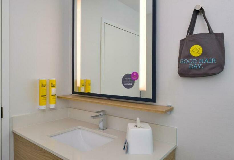 غرفة قياسية سرير كينج لذوى الإحتياجات الخاصة, Tru By Hilton Coppell Dfw Airport North