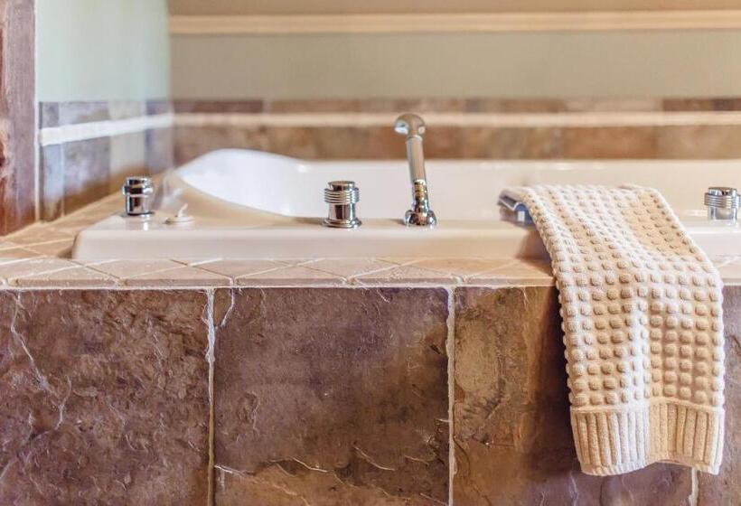 Superior Suite, Twin Pine Manor