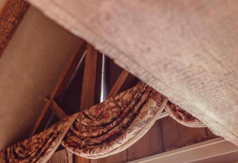 Superior Suite, Twin Pine Manor