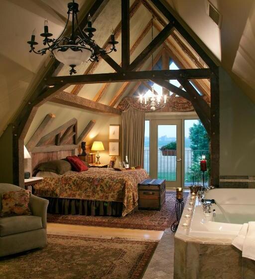 Superior Suite, Twin Pine Manor