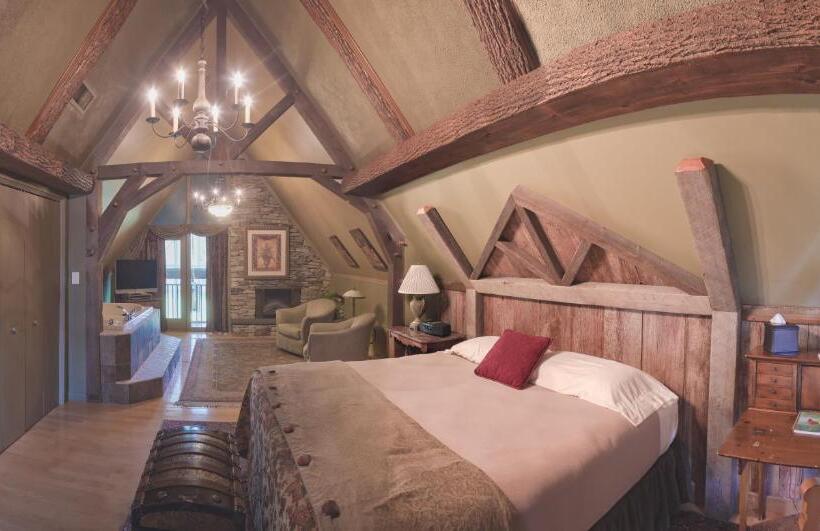 Superior Suite, Twin Pine Manor