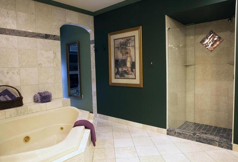 Suite King Size Bed, Twin Pine Manor