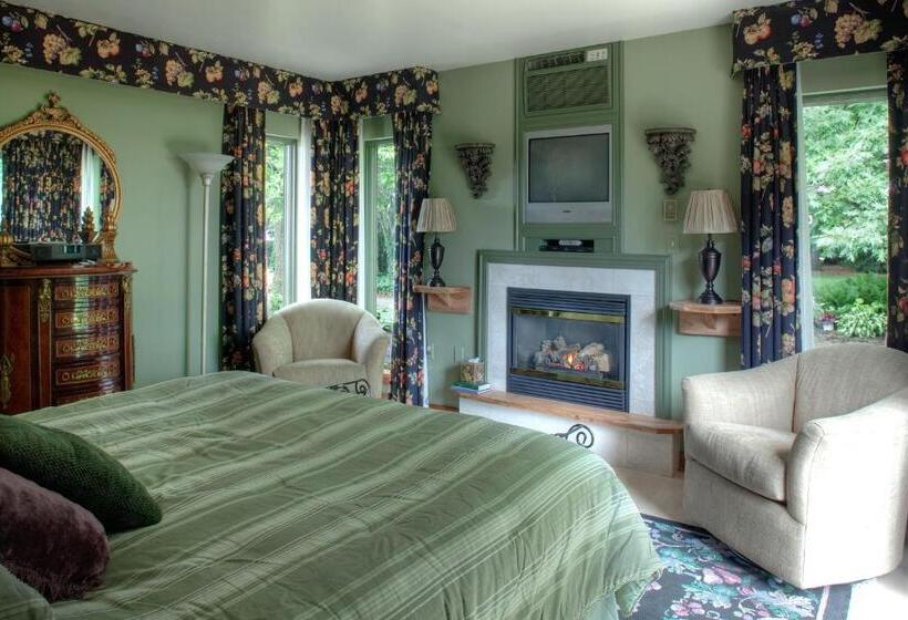 Suite King Size Bed, Twin Pine Manor