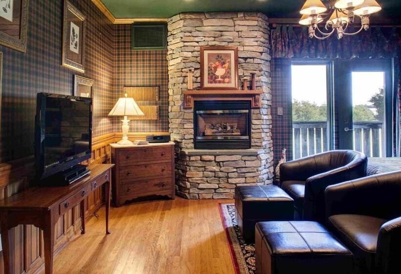 Suite King Size Bed, Twin Pine Manor