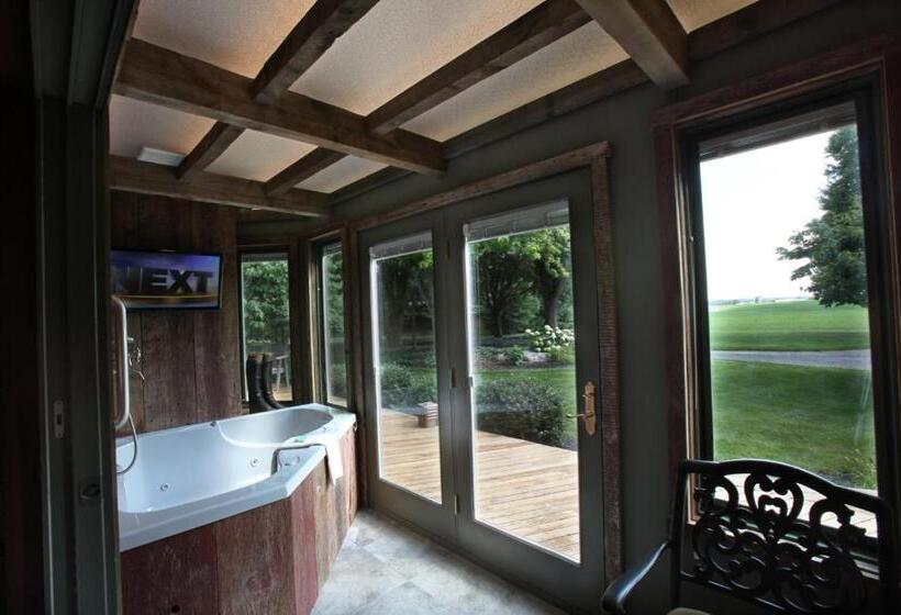 Deluxe Suite, Twin Pine Manor