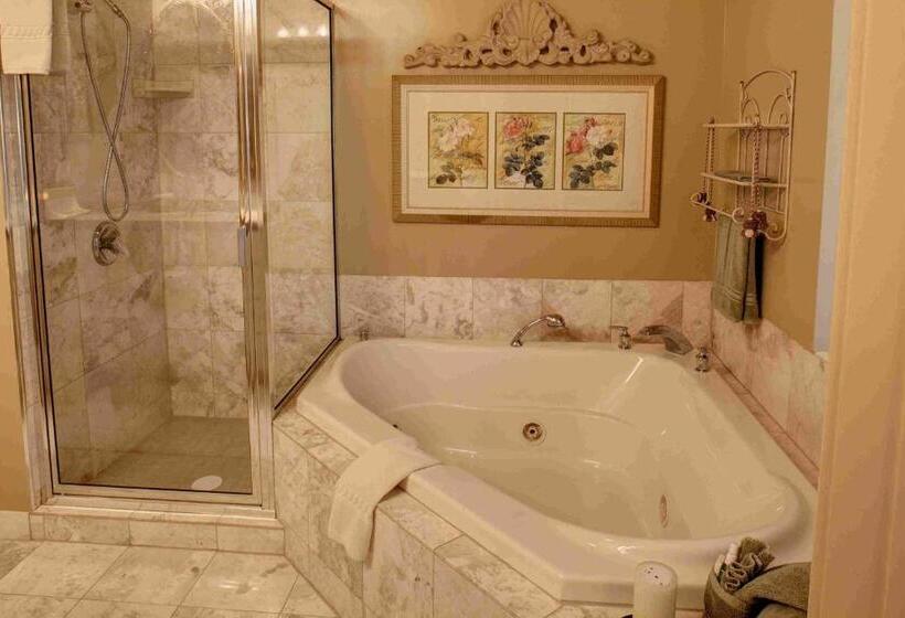 Lakosztály Erkéllyel, Twin Pine Manor