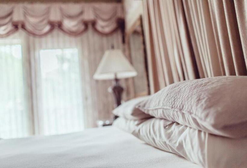 Lakosztály Erkéllyel, Twin Pine Manor