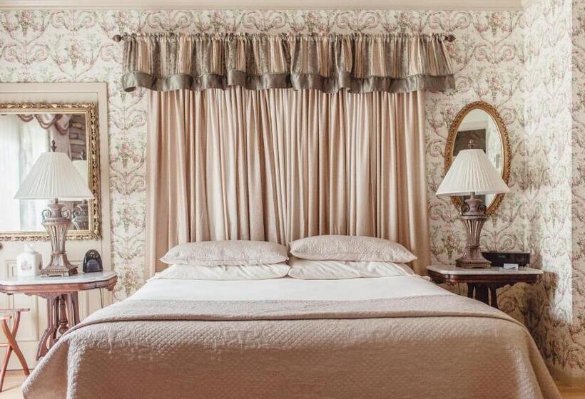 Lakosztály Erkéllyel, Twin Pine Manor