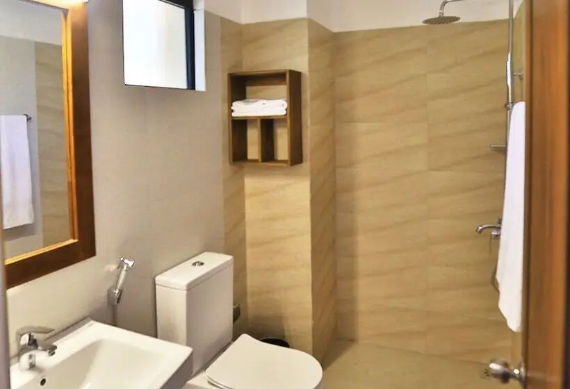 Deluxe Kolmen Hengen Huone, Lily S Resort
