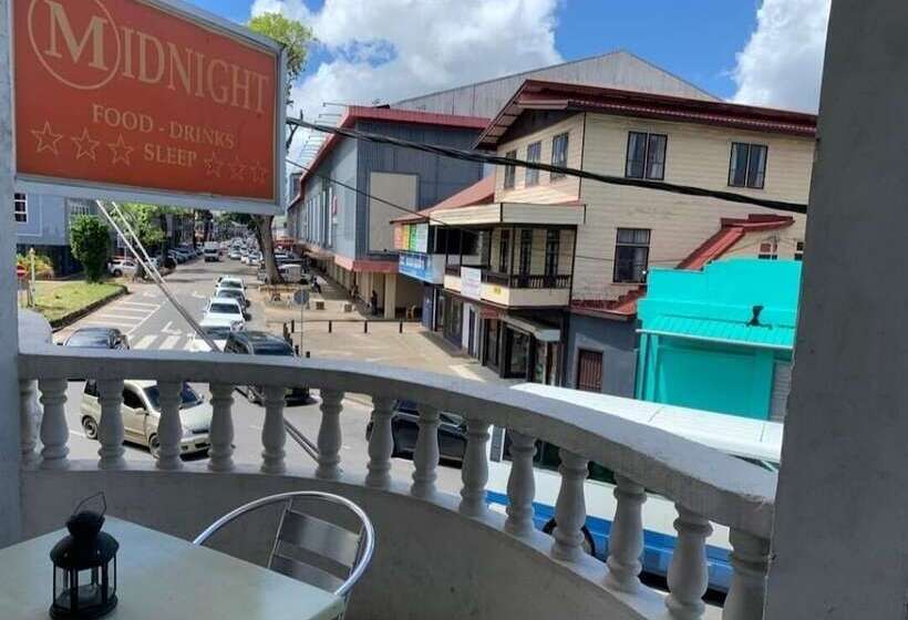 اتاق استاندارد چهار تخته, Midnight