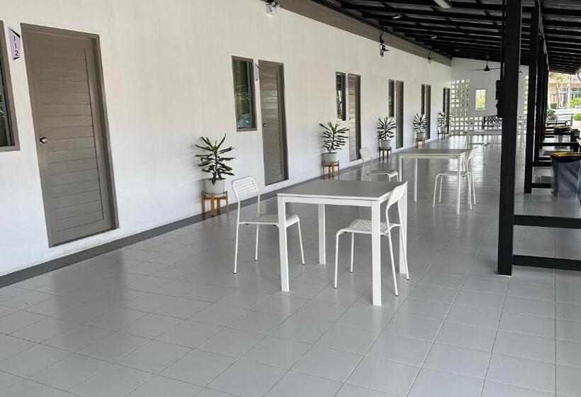 スタンダードトリプルルーム, Juni House Chumphon
