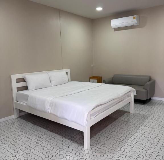 キングサイズベッドのデラックスルーム, Juni House Chumphon