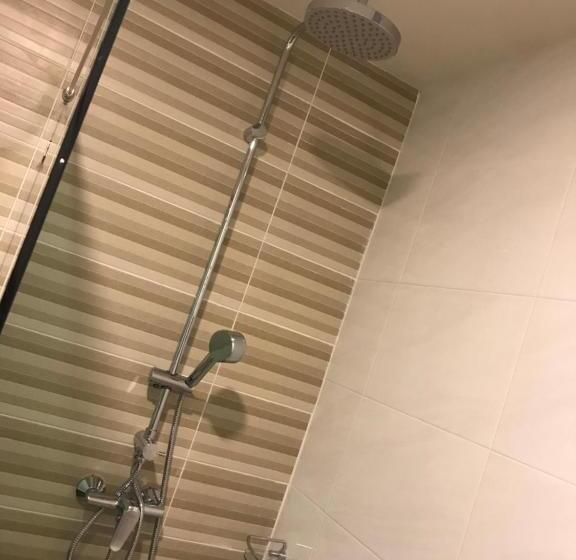 标准间, Atk Garden Hills