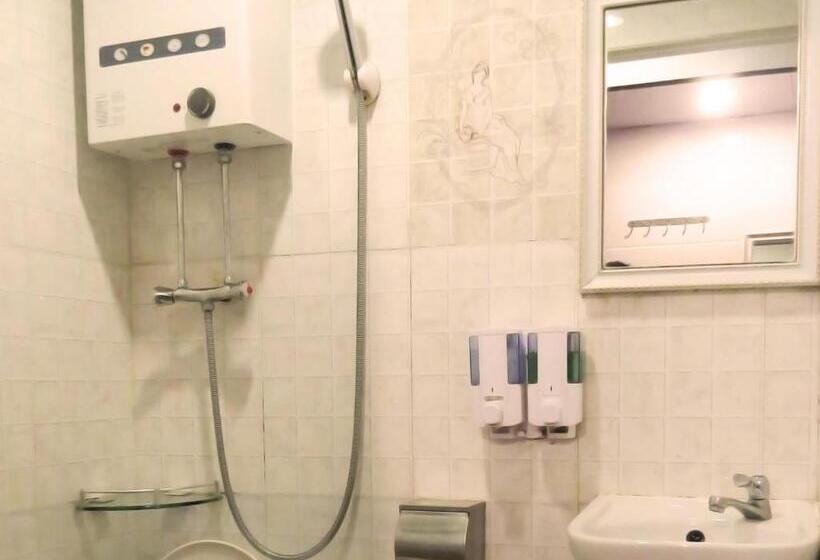 اتاق استاندارد سه نفره, First Inn Hotel & Guest House Reception At 10th F, Block E