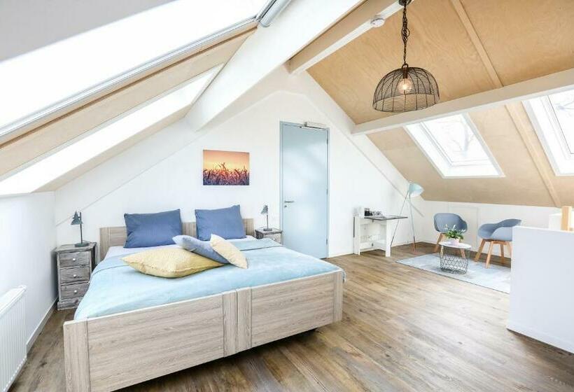 غرفة قياسية مطلّة علي الحديقة, Mössems