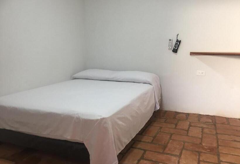 غرفة قياسية ثلاثية, La Choza