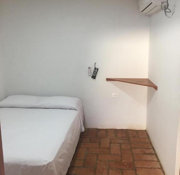 غرفة قياسية ثلاثية, La Choza