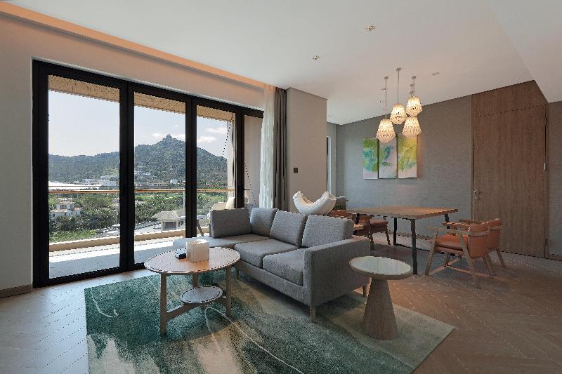 מיטת קינג בסוויטה, Holiday Inn Resort Qionghai Guantang, An Ihg