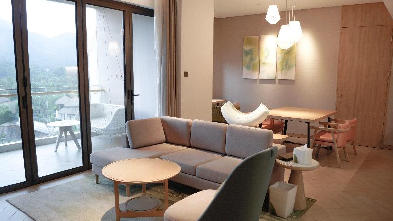 מיטת קינג בסוויטה, Holiday Inn Resort Qionghai Guantang, An Ihg