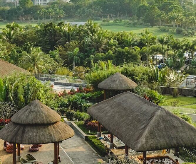 חדר סטנדרט עם מרפסת ונוף לגינה, Holiday Inn Resort Qionghai Guantang, An Ihg