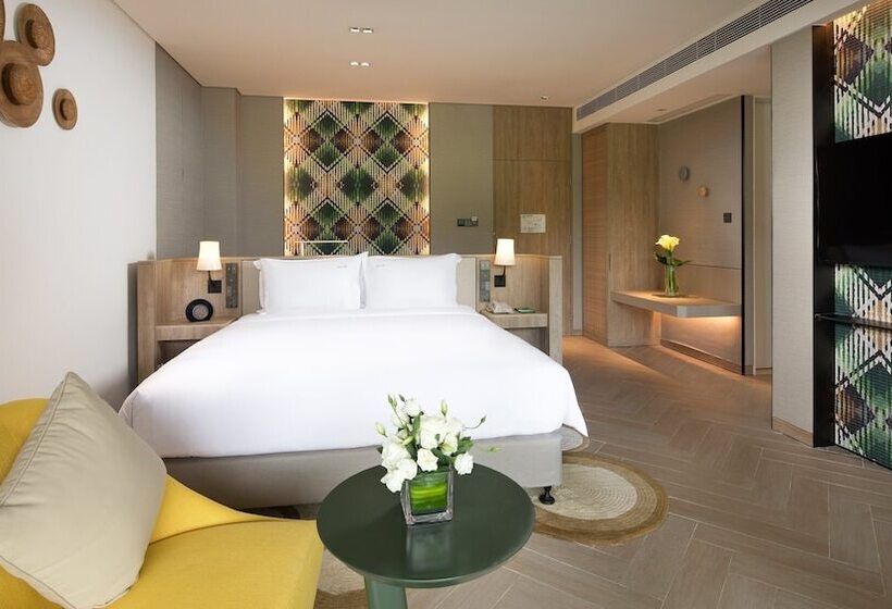 חדר סטנדרט עם מרפסת ונוף לגינה, Holiday Inn Resort Qionghai Guantang, An Ihg