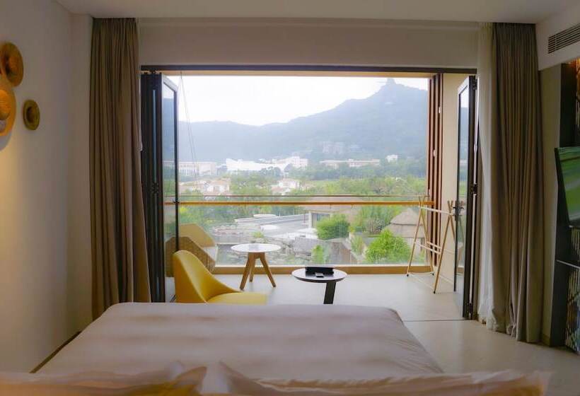 Premium room w/ mountain view, Holiday Inn Resort Qionghai Guantang, An Ihg