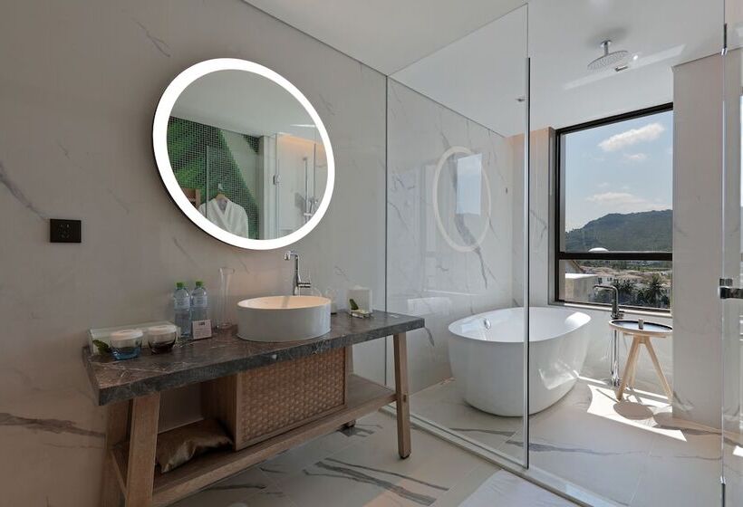 Premium room w/ mountain view, Holiday Inn Resort Qionghai Guantang, An Ihg
