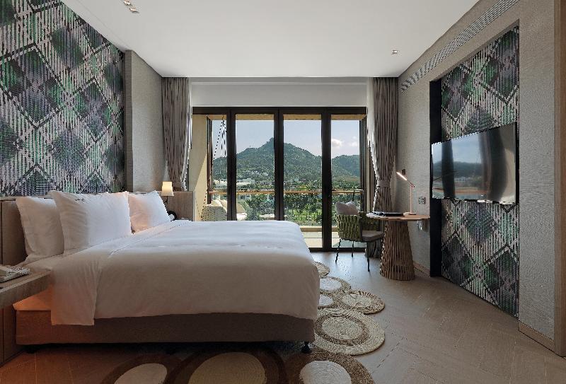 מיטת קינג בסוויטה, Holiday Inn Resort Qionghai Guantang, An Ihg