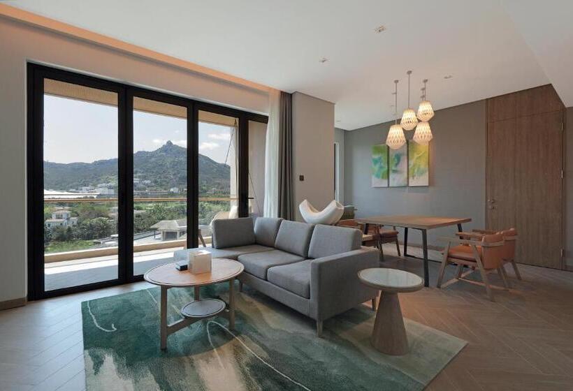 מיטת קינג בסוויטה, Holiday Inn Resort Qionghai Guantang, An Ihg