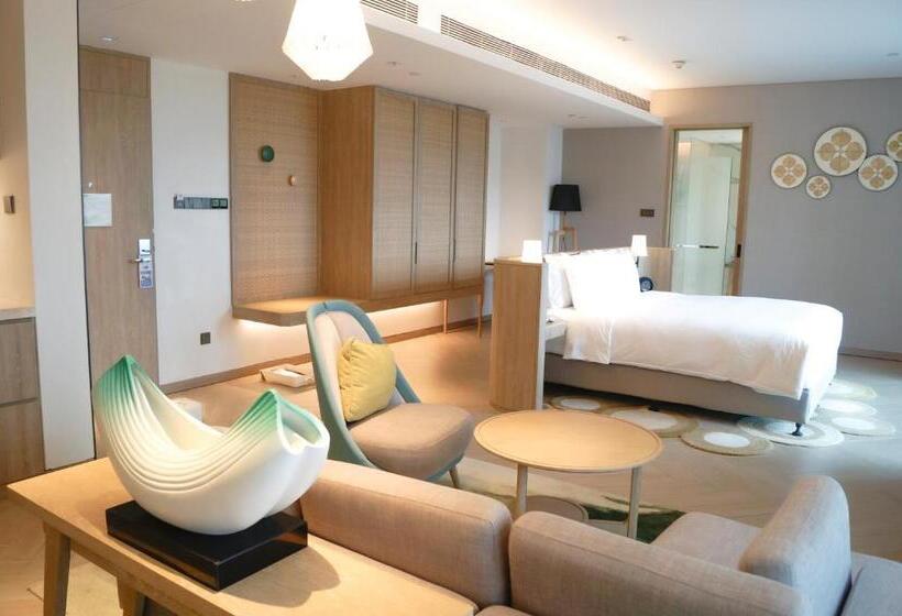 מיטת קינג בסוויטה, Holiday Inn Resort Qionghai Guantang, An Ihg