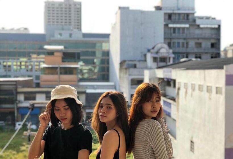 סטודיו משפחתי, Khoksametchunhostel