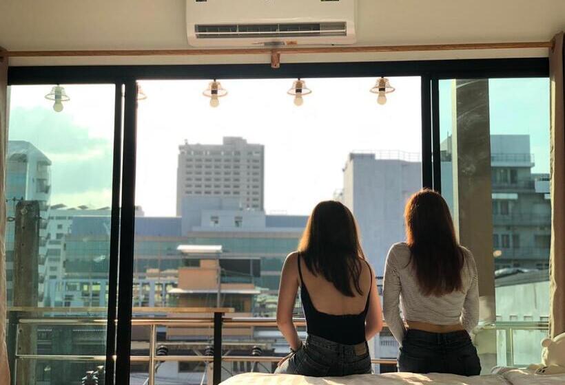 סטודיו משפחתי, Khoksametchunhostel