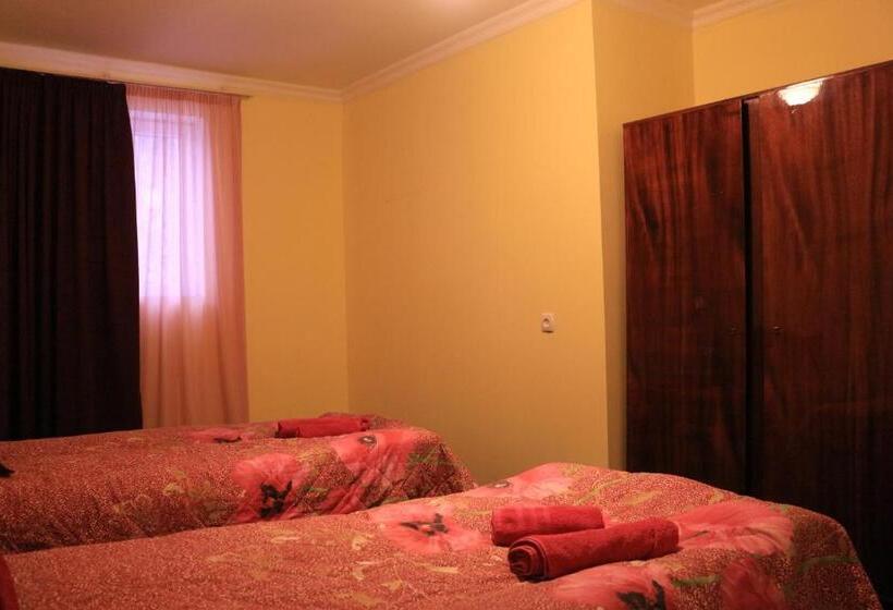 Economy Triple Room, Inga Jafaridze Guesthouse Pele
