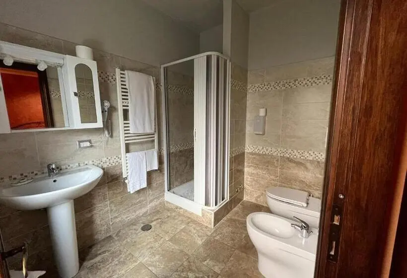 Comfort Kolmen Hengen Huone, Le Ganze