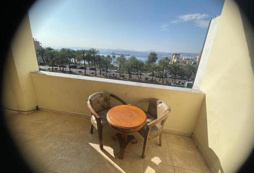 اتاق استاندارد چهار تخته با چشمانداز دریا, Al Deyafa