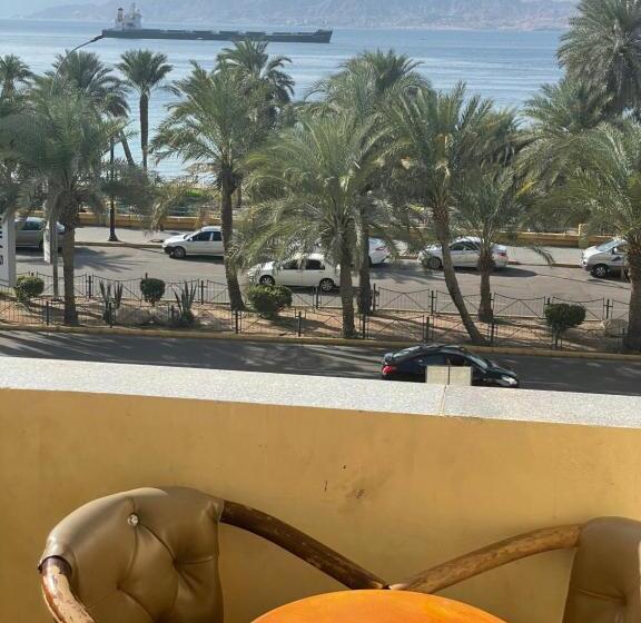 اتاق استاندارد چهار تخته با چشمانداز دریا, Al Deyafa