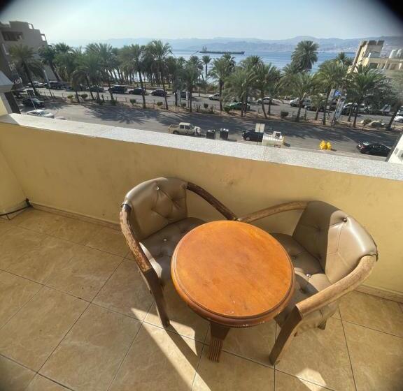 اتاق استاندارد چهار تخته با چشمانداز دریا, Al Deyafa