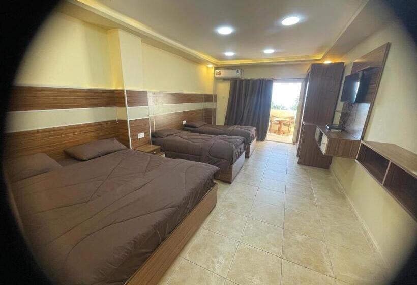 اتاق استاندارد چهار تخته با چشمانداز دریا, Al Deyafa