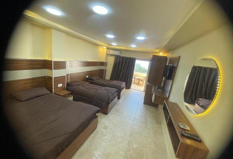 اتاق استاندارد چهار تخته با چشمانداز دریا, Al Deyafa