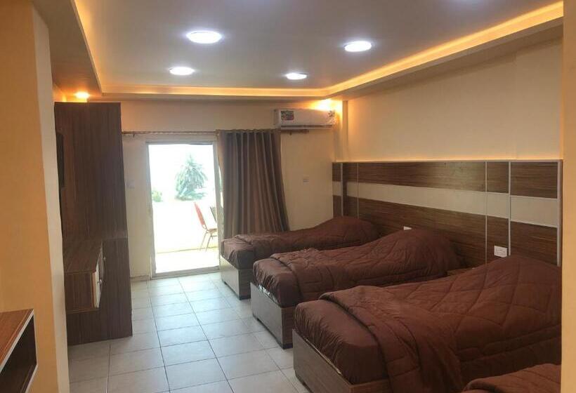 اتاق استاندارد چهار تخته با چشمانداز دریا, Al Deyafa