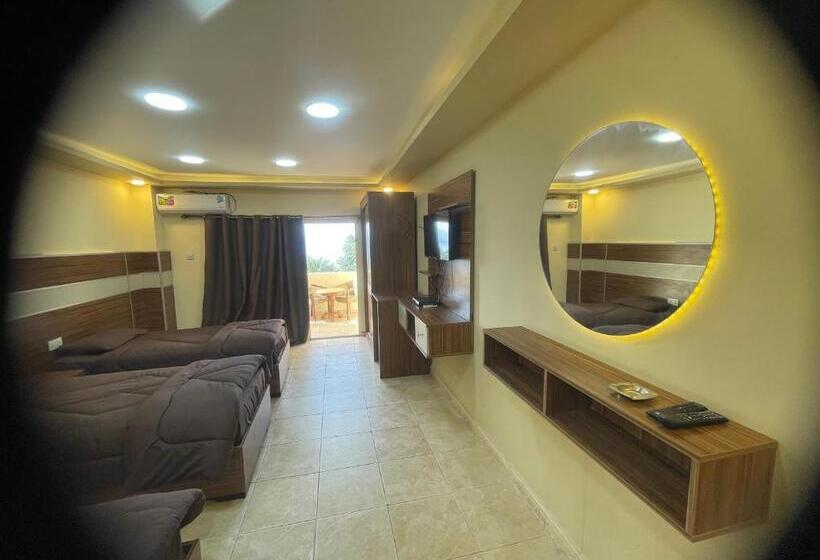 اتاق استاندارد چهار تخته با چشمانداز دریا, Al Deyafa