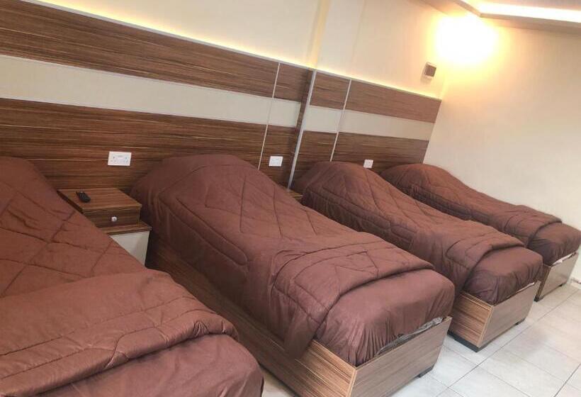 اتاق استاندارد چهار تخته با چشمانداز دریا, Al Deyafa