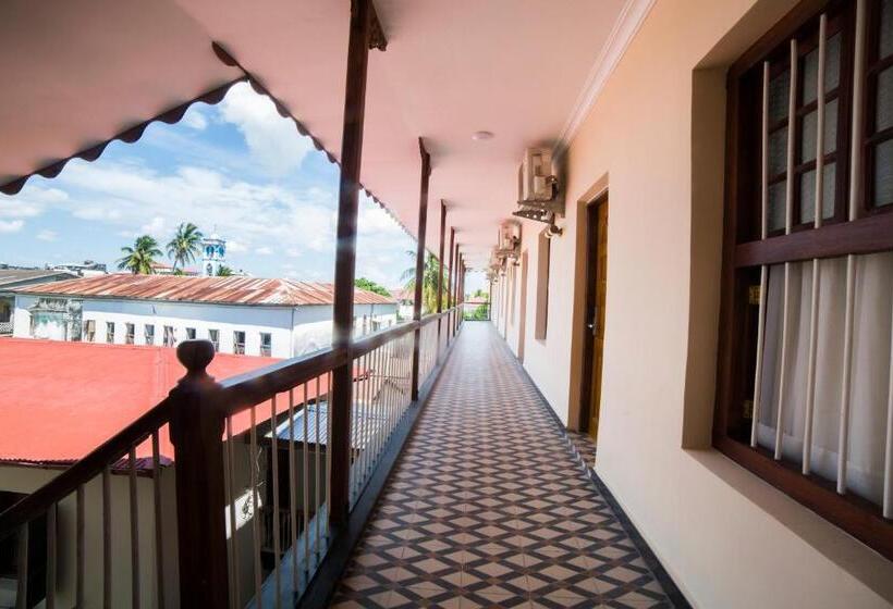 标准间, Antonio Garden