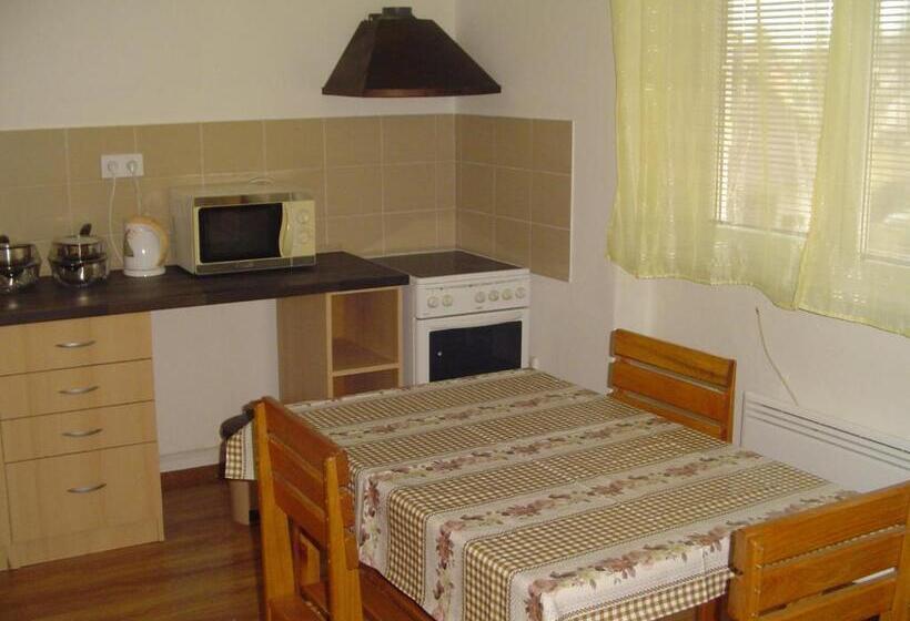 Huoneisto 1 Makuuhuone, Ubytovanie Danube