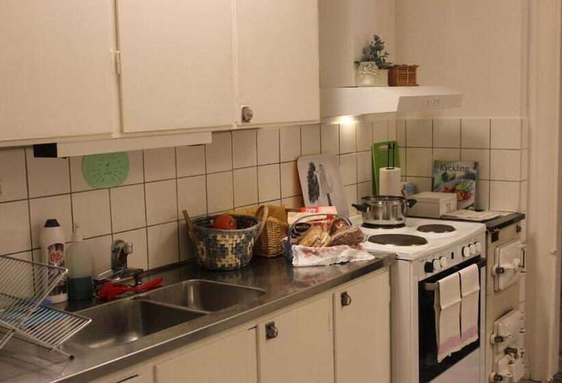 Négyágyas Standard Szoba, Affären Må Bra